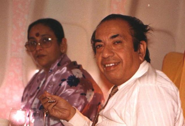 Mahendra Kapoor with Sanjeev Kumar