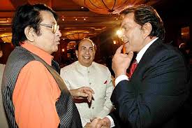Mahendra Kapoor discussing with Dharmendra & Manoj Kumar in the function