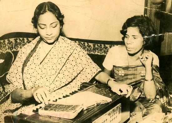 Geetadutt rehearsal a song in her house 