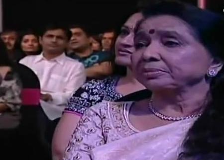 Asha Bhosale with others in the Awards function