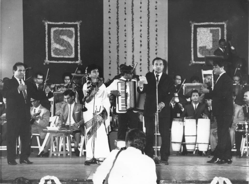 Mukesh with Sharda singing in a concert