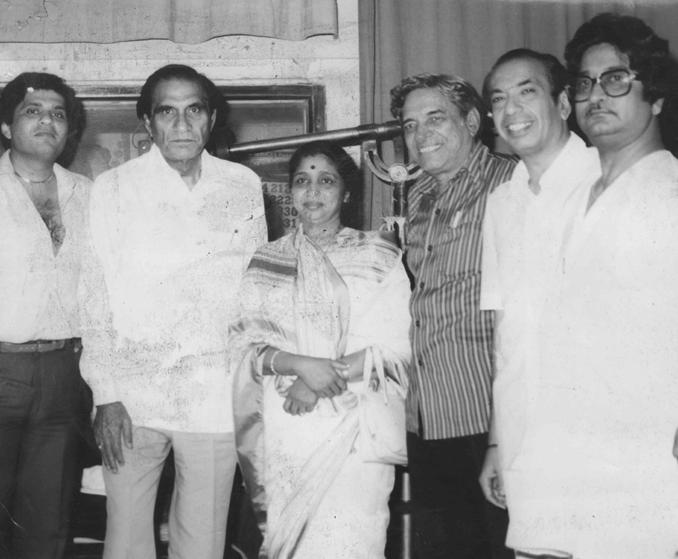 Mahendra Kapoor with Asha, Ravi, BR Chopra & others
