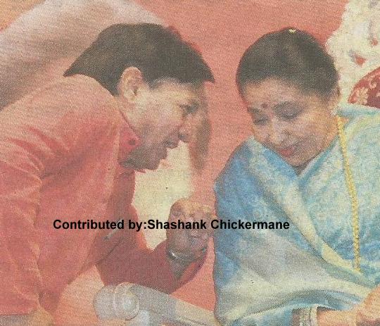 Asha Bhosale discussing with Sudhir Gadgil in a function