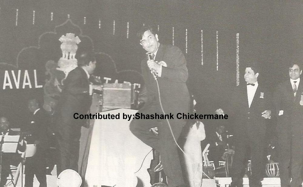 Raj Kapoor singing in a concert with Rajendra Kumar, Shankar Jaikishan