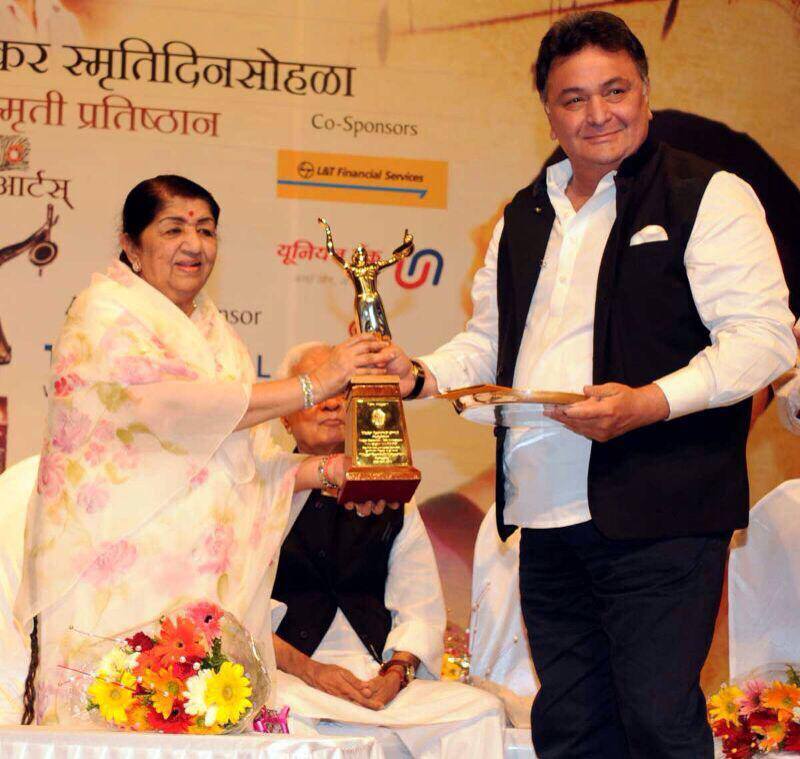 Lata gives award to Rishi Kapoor