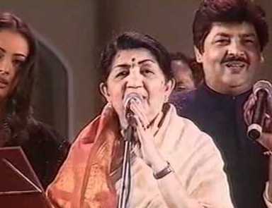 Lata with Udit Narayan & others singing in the concert