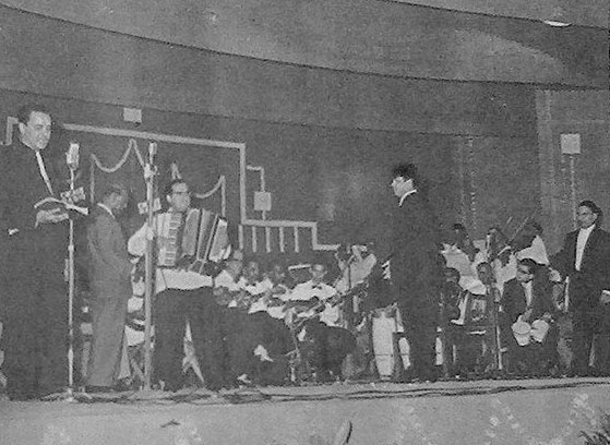 Mukesh singing in Shankar Jaikishan concert with Shankar Jaikishan