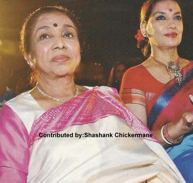 Asha Bhosale with Shabhana Azmi in a programme