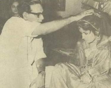 Hemant Kumar gives blessings to his daughter in law