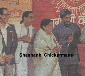 Lata with her brother Hridayanath Mangeshkar, Manohar Parrikar & others in the function