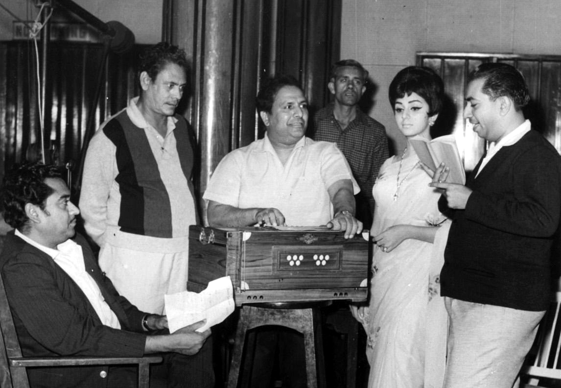 Mahendra Kapoor with Kishoreda, Hasrat, Shankar, actress Vimi & others in the recording