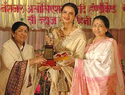 Lata with Asha Bhosale gave Award to Rekha in the function