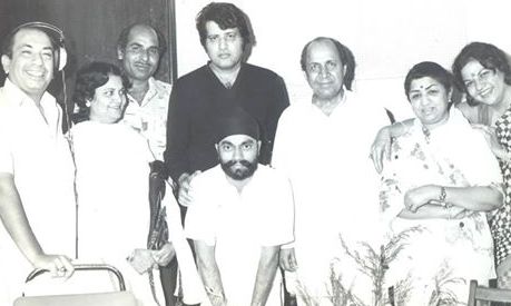 Mahendra Kapoor with Lata, Manoj Kumar, Kuldeep Singh & others in the recording studio