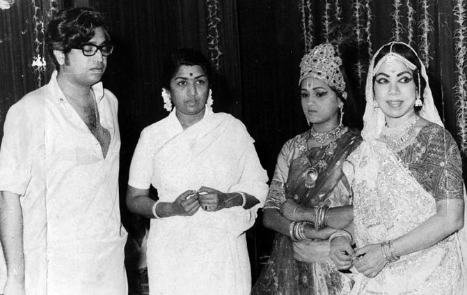 Lata with Hridayanath Mangeshkar, Sitara Devi & others