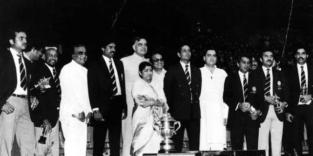 Lata with Rajiv Gandhi, Indian cricket players & others in a charity show