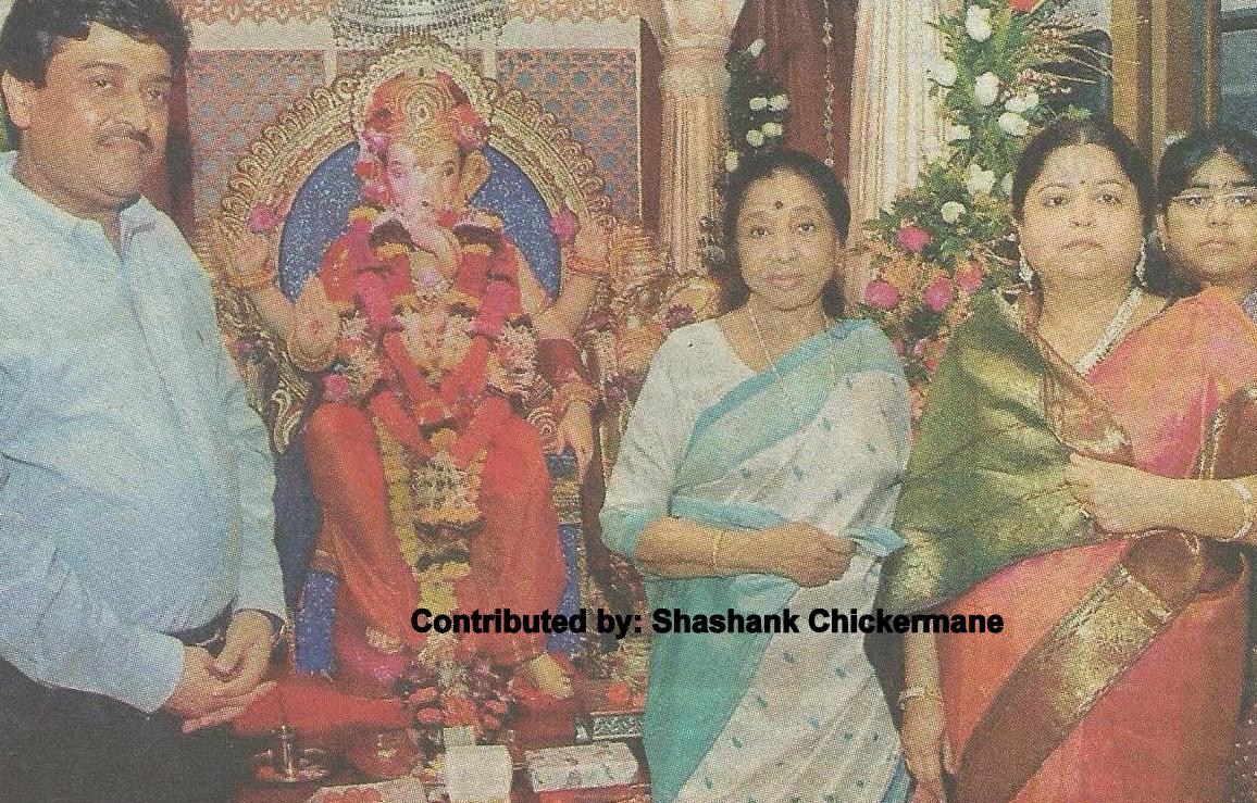 Asha Bhosale with Chief Minister Ashok Chavan & his family