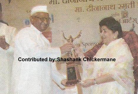 Anna Hazare received award from Lata Mangeshkar in a function