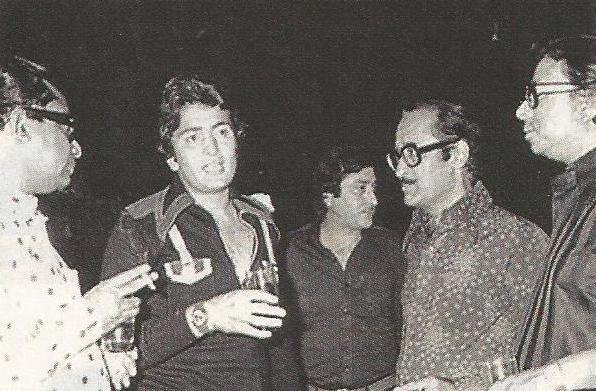 RD Burman discussing with Nasir Hussain, Rishi Kapoor & others in a party