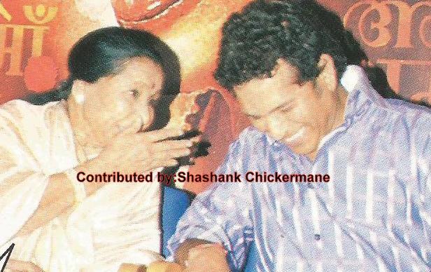 Asha Bhosale discussing with Sachin Tendulkar