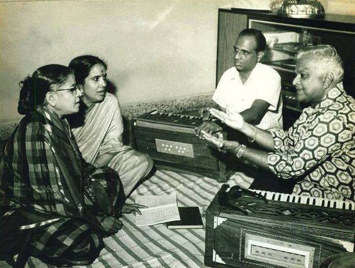 Vasant Desai discussing with Subbulakshmi & others