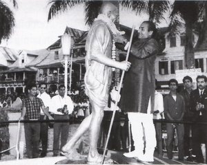 Rafi garlanding Gandhiji's statue