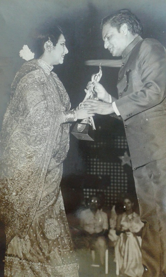 Suraiyya gets trophy from Vijendra Gaur