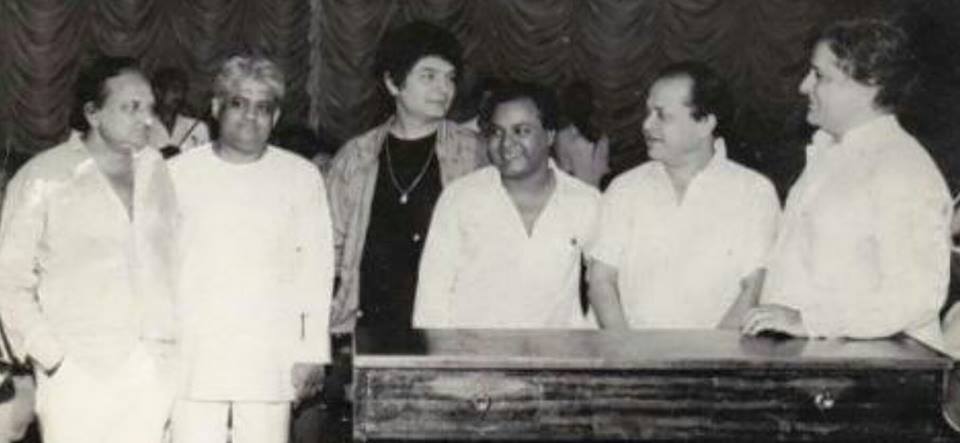 Laxmikant Pyarelal with Mohd Aziz, Shashi Kapoor, Asrani & others in the recording studio