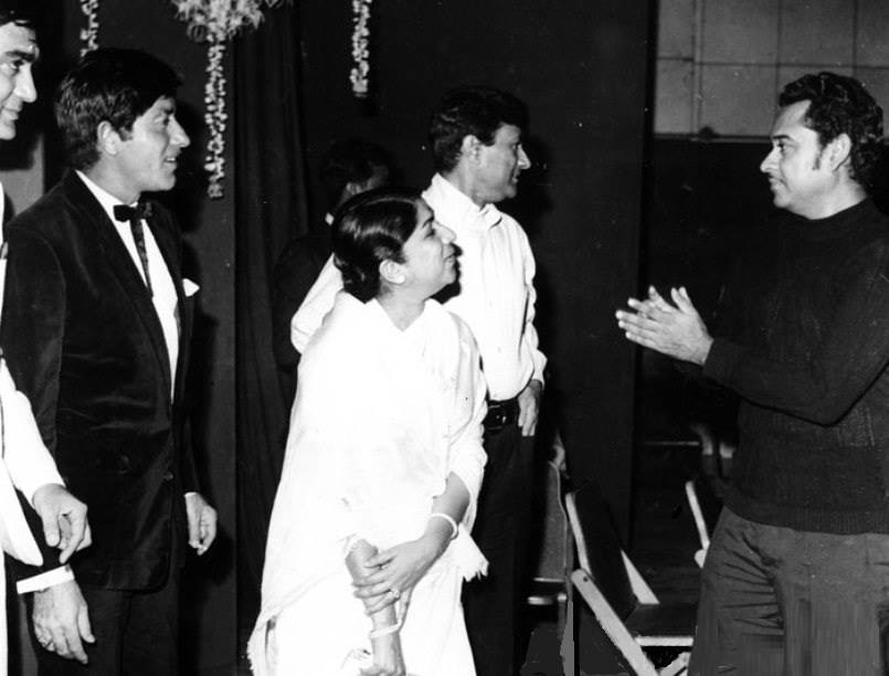 Kishoreda sharing a joke with Lata, Dev Anand, Raj Kumar & Sunil Dutt in a function