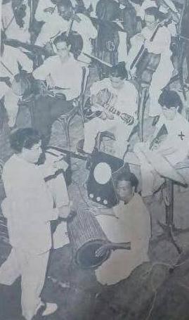 Jaikishan directing the musicians in the recording studio