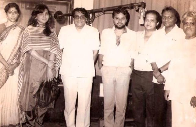 Laxmikant Pyarelal with Anand Bakshi, Alka Yagnik, Kavita Krishnamoorty & others in the recording studio