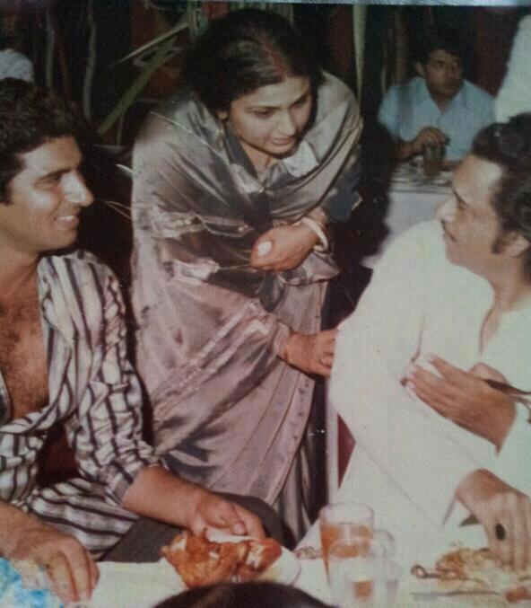 Kishorekumar discussing with Leena & Raj Babbar in the party