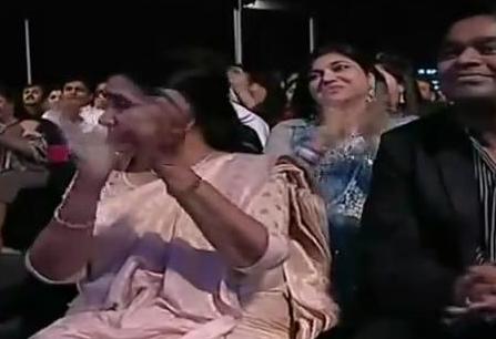 Asha Bhosale with Alka Yagnik, AR Rehman & others in the Awards function