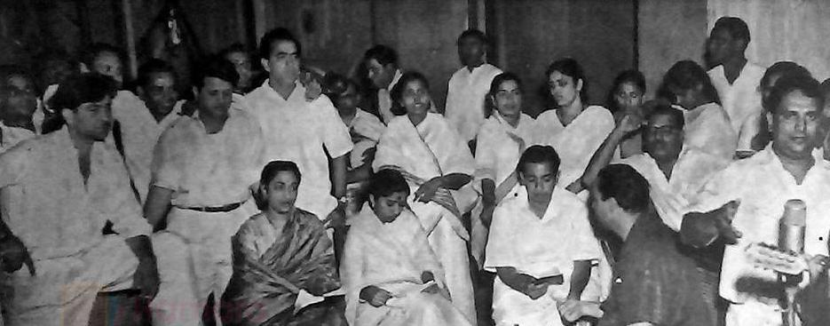 Geetdutt rehearsalling a song with Mukesh, Mahendra Kapoor, Mannadey, Lata, Shankar & other musicians in the recording studio