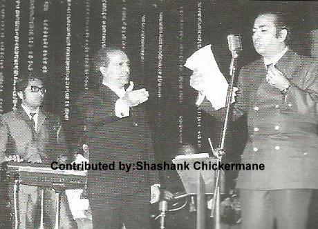 Mahendra Kapoor singing in a concert with Shankar