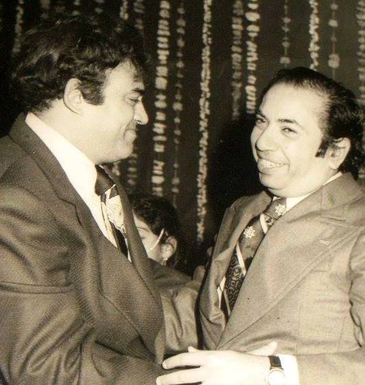 Mahendra Kapoor discussing with Sanjeev Kumar in a function