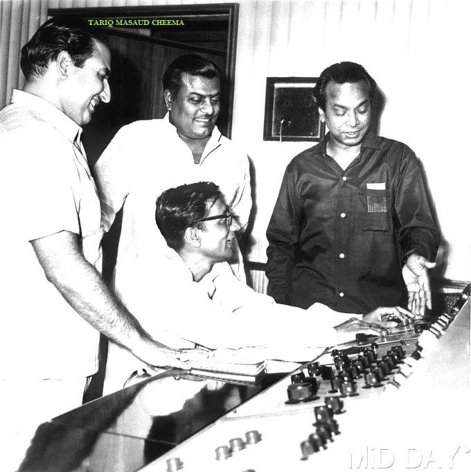 Mohd Rafi, Naushad discussing with recordist Mangesh Desai & others in the recording studio