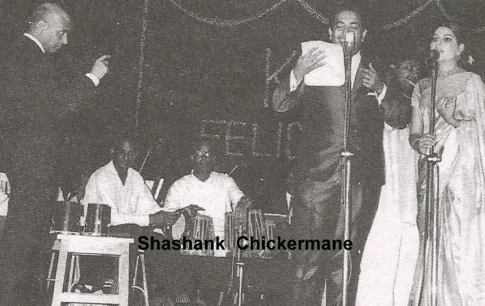 Mahendra Kapoor singing with Sulakshan Pandit in the concert with Khayyam