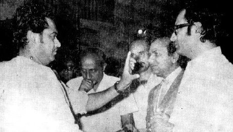 Kishorekumar discussing with others
