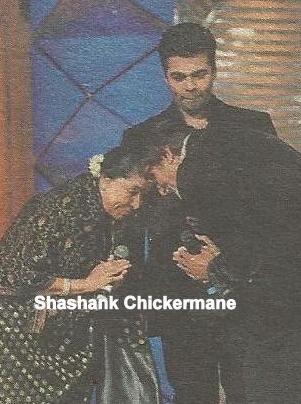 Asha Bhosale gave award to Amitabh Bachchan, Karan Johar is present in the function.