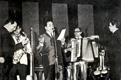 Mohammad Rafi singing in a concert with Shankar Jaikishan
