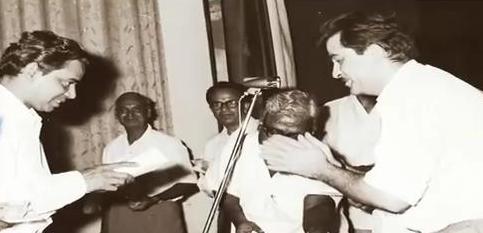 Shailendra with Raj Kapoor in the function