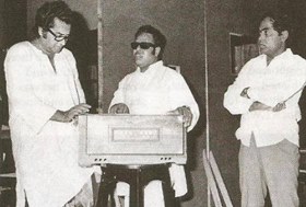 Kishoreda rehearsals a song with Ravindra Jain & others in the recording studio