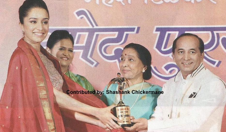 Asha Bhosale received award from others