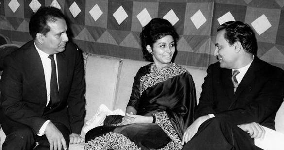 Mukesh discussing with Sharda & Shankar in a function