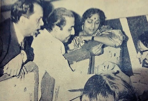 Mohd Rafi with Geeta Dutt, Johny Walker & others in a joking moment in the Aeroplane