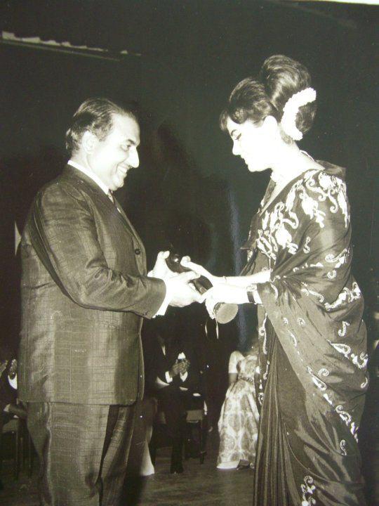 Mohd Rafi receiving award from Mumtaz