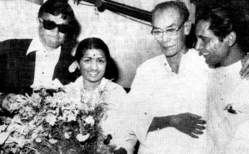 Lata with SD Burman, Dev Anand & Verma Malik in the recording studio