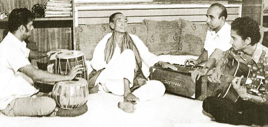 SD Burman discussing with his musicians in his home