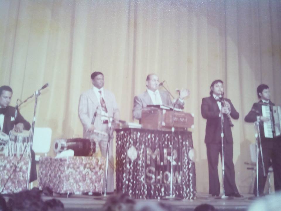 Mohammad Rafi singing in a concert