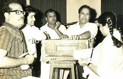 Mannadey with Asha and Shankar in the song recording
